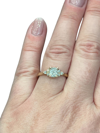 Anillo de oro amarillo de 14 quilates con diamantes de talla cojín cultivados en laboratorio de 0,91 quilates