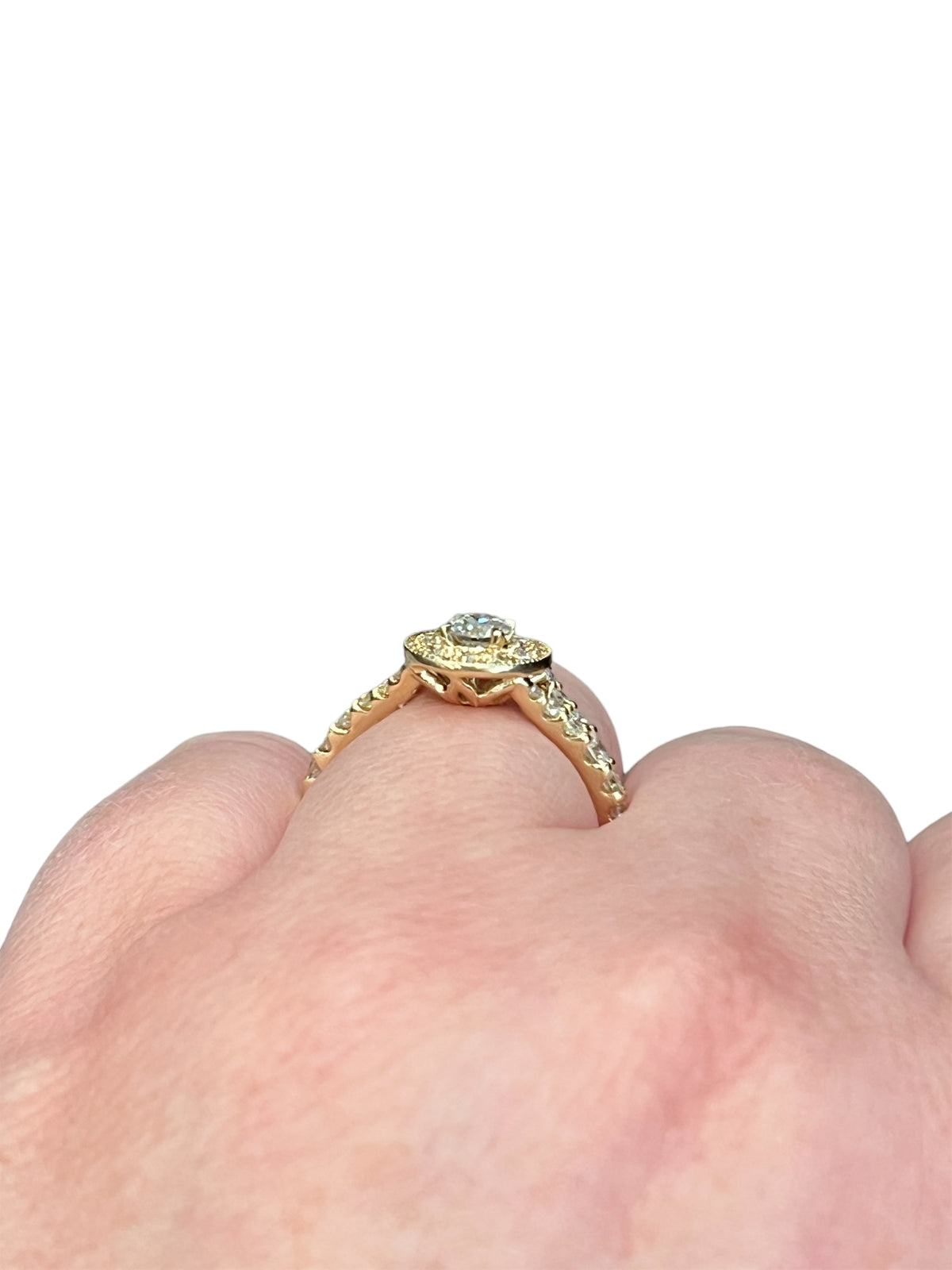 Anillo de compromiso de diamantes canadienses de talla brillante redonda de 0,75 quilates en oro amarillo de 14 quilates