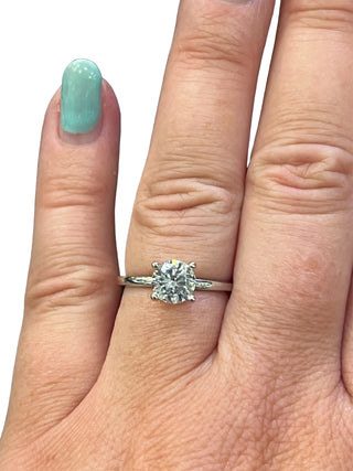 Anillo de compromiso de diamantes canadienses de talla brillante redonda de 1,01 quilates en oro blanco de 14 quilates