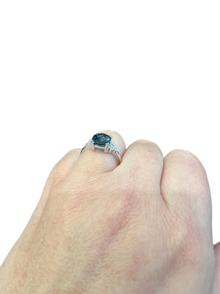 Anillo de oro blanco de 10 quilates, topacio azul Londres de talla cojín de 8 mm y diamante de 0,06 quilates - Talla 7