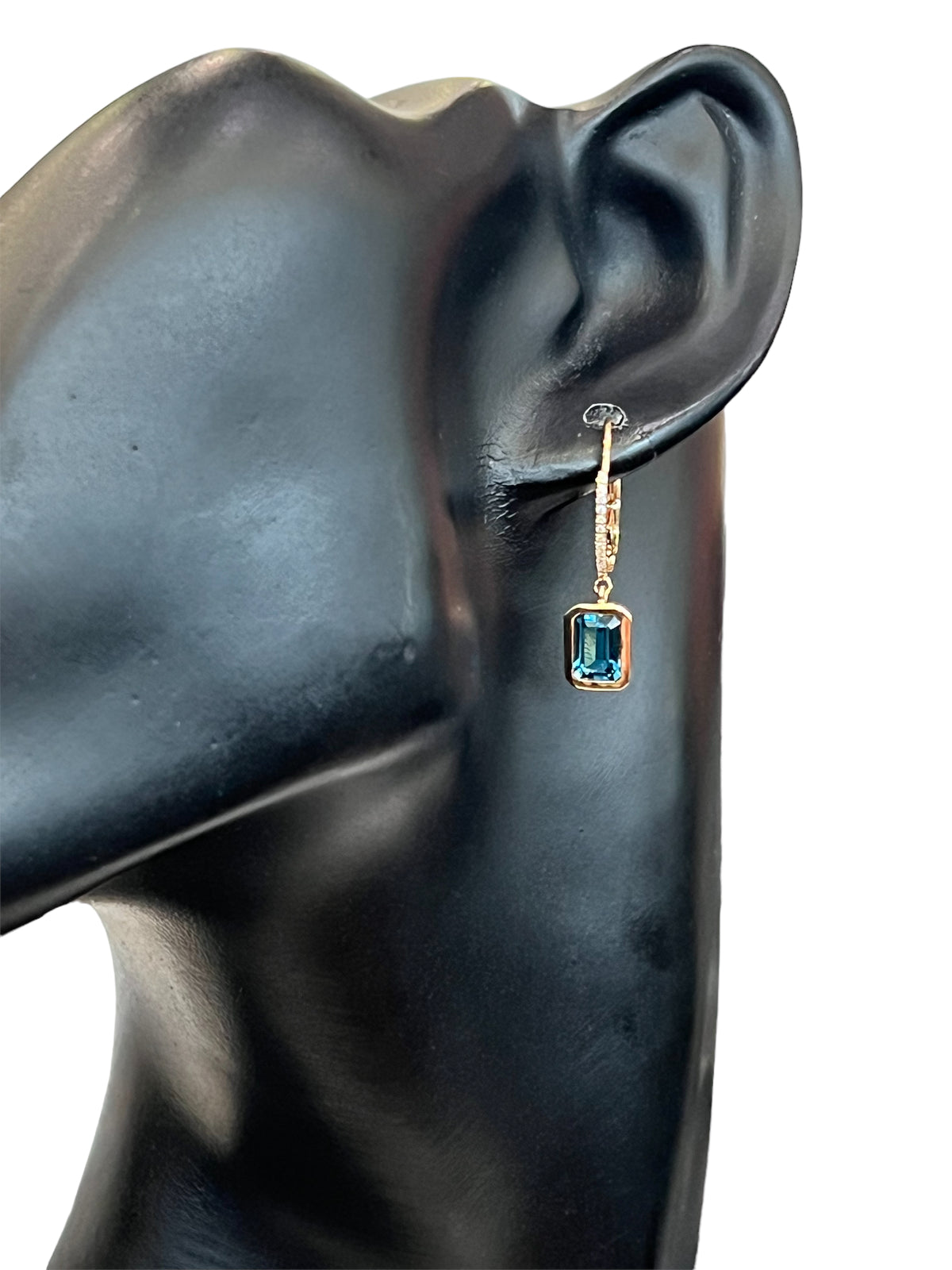 Aretes colgantes de diamantes y topacio azul en oro amarillo de 14 quilates