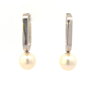 Pendientes Huggie colgantes de perlas cultivadas de oro blanco de 10 quilates