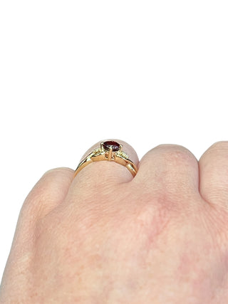 Anillo de oro amarillo de 10 quilates con granate de 0,55 quilates y diamante de 0,015 quilates
