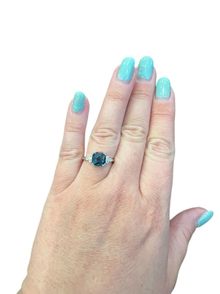 Anillo de oro blanco de 10 quilates, topacio azul Londres de talla cojín de 8 mm y diamante de 0,06 quilates - Talla 7