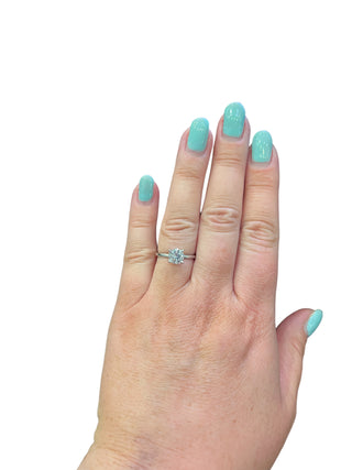 Anillo de compromiso de diamantes canadienses de talla brillante redonda de 1,01 quilates en oro blanco de 14 quilates