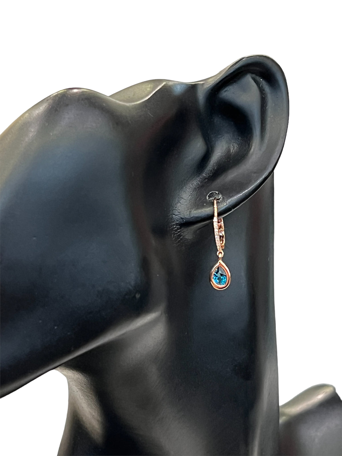 Aretes colgantes de diamantes y topacio azul en oro rosa de 14 quilates