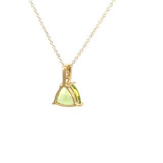 Colgante de oro amarillo de 10 quilates con peridoto de talla billón de 8 mm y diamante de 0,059 quilates - 18 pulgadas