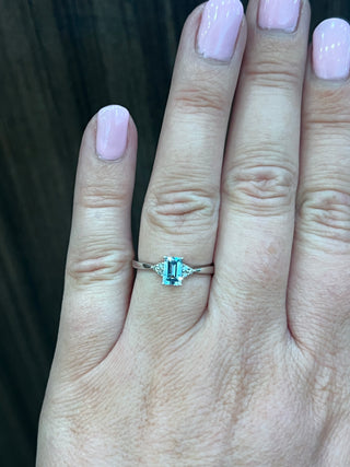 Anillo de diamantes y aguamarina de oro blanco de 10 k