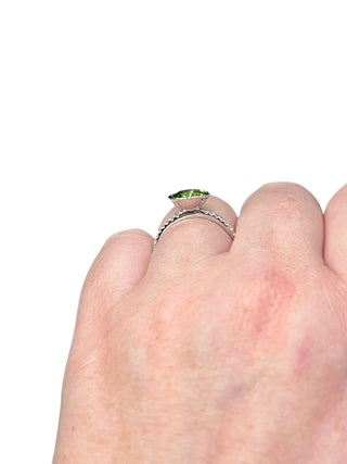 Anillo de diamantes y peridoto en oro blanco de 14 quilates - Talla 7