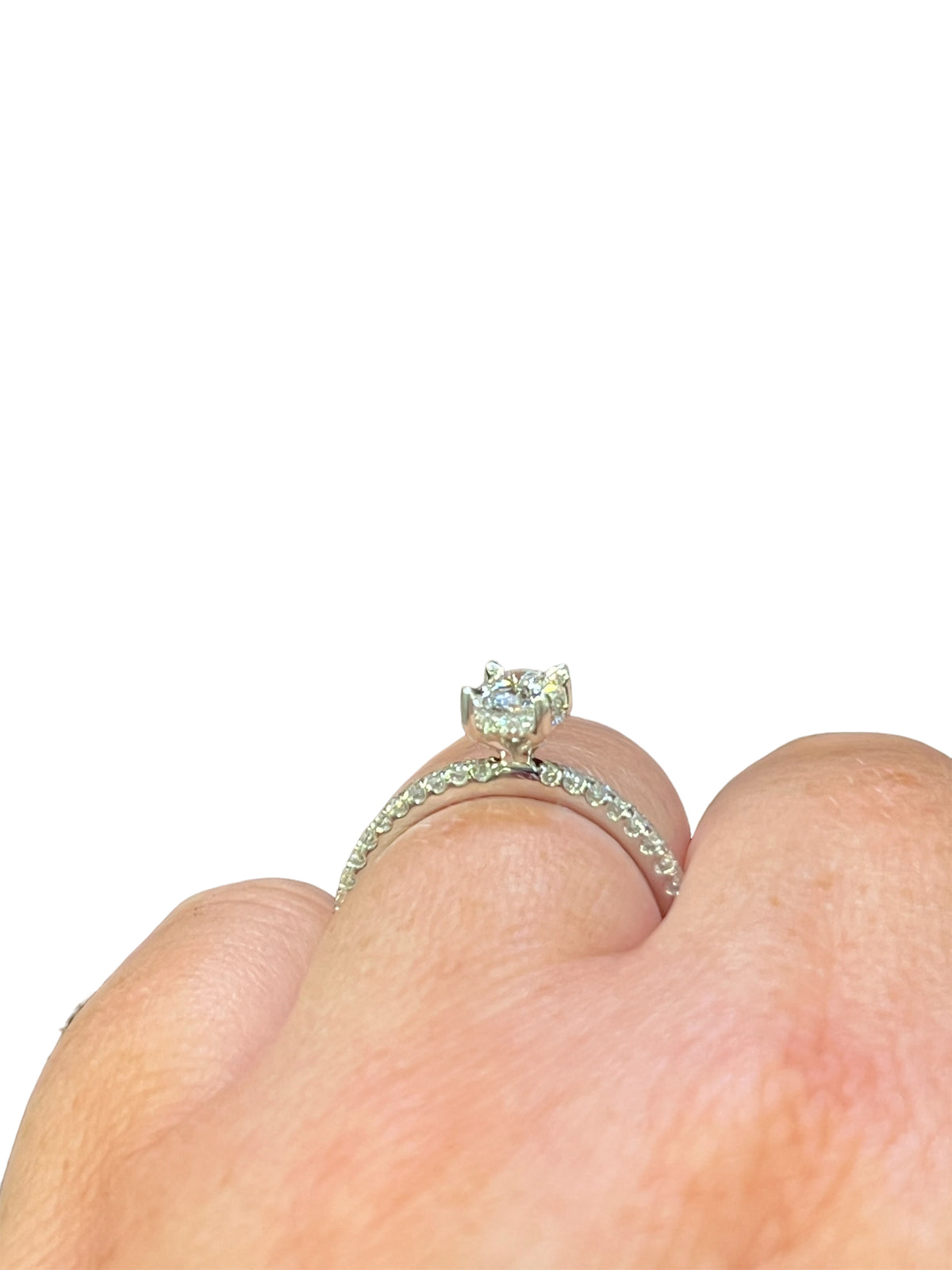 Anillo de compromiso de diamantes canadienses de talla ovalada de 0,78 quilates en oro blanco de 14 quilates