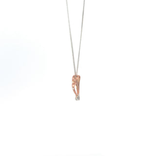 Colgante en forma de corazón con diamantes de 0,01 quilates en oro blanco y rosa de 10 quilates, 18"