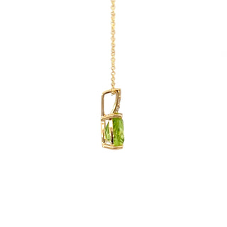 Colgante de oro amarillo de 10 quilates con peridoto de talla billón de 8 mm y diamante de 0,059 quilates - 18 pulgadas