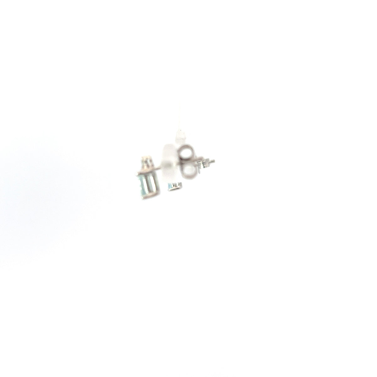 Aretes de diamantes y aguamarina en oro blanco de 10 quilates