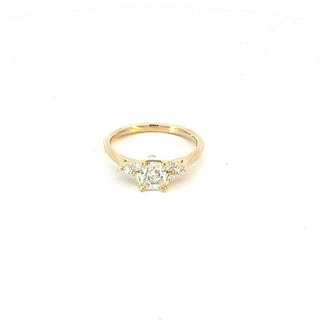 Anillo de oro amarillo de 14 quilates con diamantes de talla cojín cultivados en laboratorio de 0,91 quilates