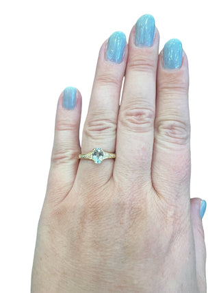 Anillo de oro amarillo de 10 quilates con aguamarina de 0,65 quilates y diamantes de 0,04 quilates, talla 7