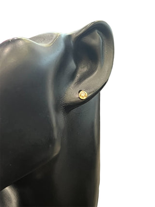 Aretes de diamantes canadienses de talla brillante redonda de 0,40 quilates en oro amarillo de 10 quilates