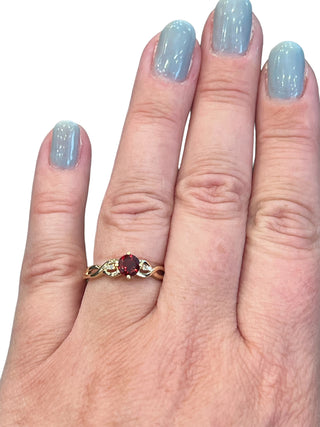 Anillo de oro amarillo de 10 quilates con granate de 0,55 quilates y diamante de 0,015 quilates