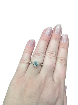 Anillo de diamantes redondos de talla brillante cultivados en laboratorio de 1,60 quilates de oro blanco y amarillo de 14 quilates