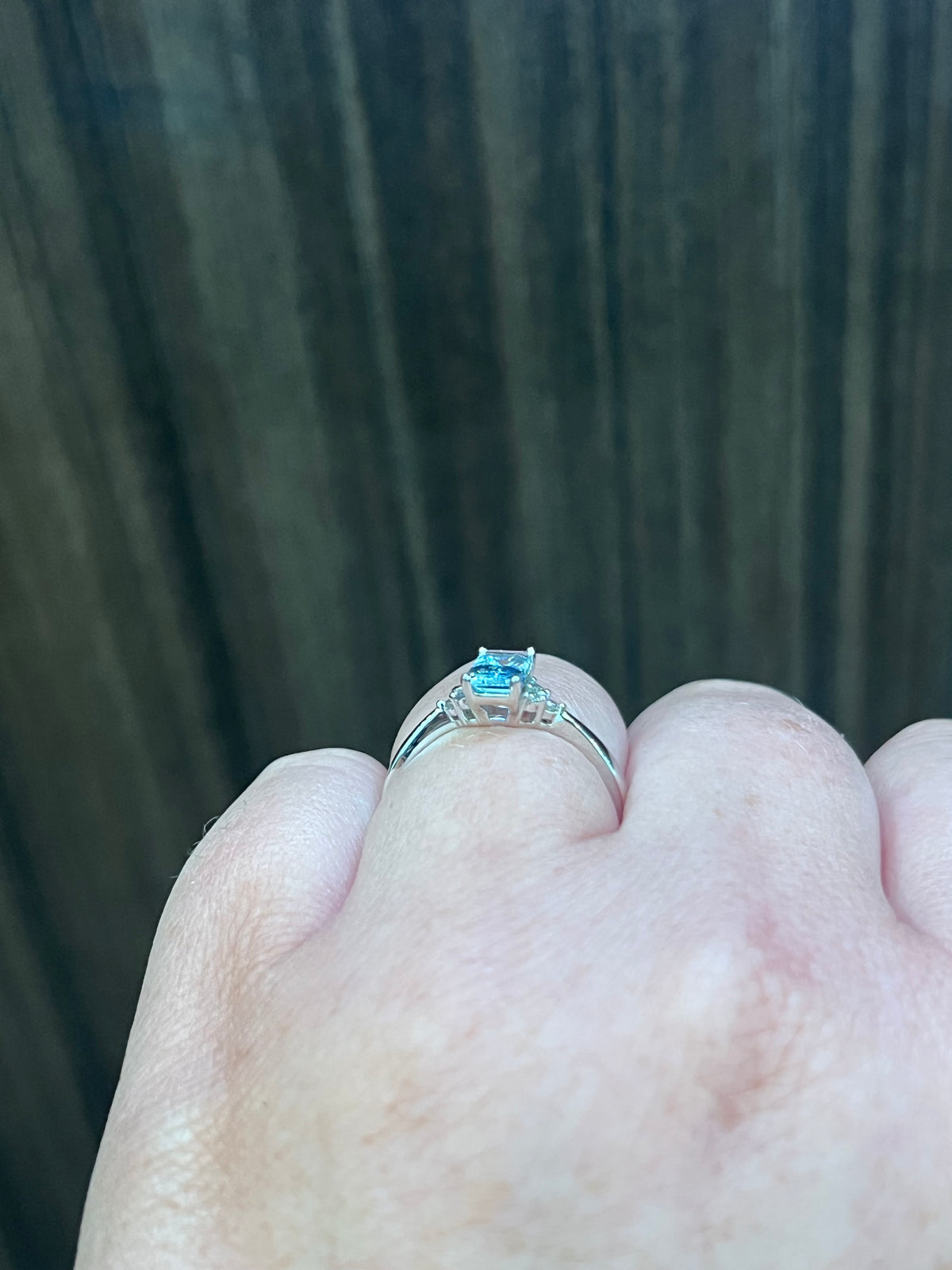 Anillo de diamantes y aguamarina de oro blanco de 10 k