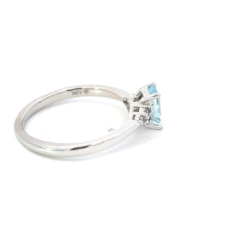 Anillo de diamantes y aguamarina de oro blanco de 10 k