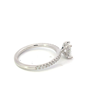 Anillo de compromiso de diamantes canadienses de talla ovalada de 0,78 quilates en oro blanco de 14 quilates