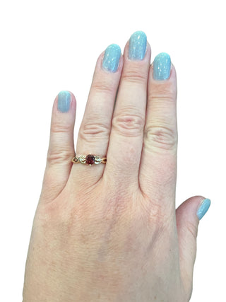 Anillo de oro amarillo de 10 quilates con granate de 0,55 quilates y diamante de 0,015 quilates