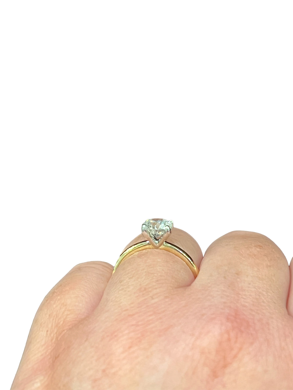 Anillo de compromiso de diamantes canadienses de talla brillante redonda de 1,01 quilates en oro amarillo de 14 quilates