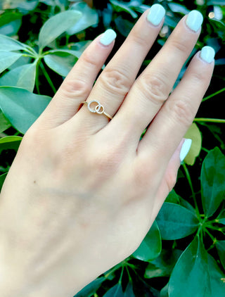 Anillo de oro blanco y amarillo de 10 quilates con diamantes de 0,04 quilates, doble círculo/eternidad/infinito, tamaño 6,5