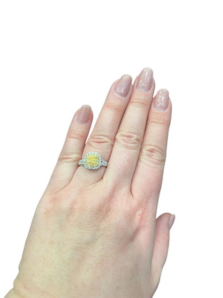 Anillo elegante de oro blanco de 14 quilates con diamantes amarillos y blancos - tamaño 6,5
