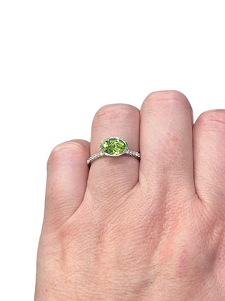 Anillo de diamantes y peridoto en oro blanco de 14 quilates - Talla 7