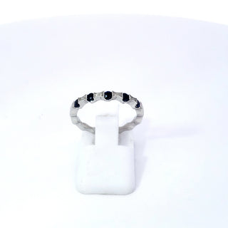 Anillo de diamantes y zafiro en oro blanco de 14 quilates 