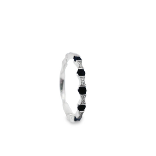 Anillo de diamantes y zafiro en oro blanco de 14 quilates 