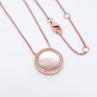 Colgante de oro rosa de 14 quilates con diamantes y nácar de 0,11 quilates