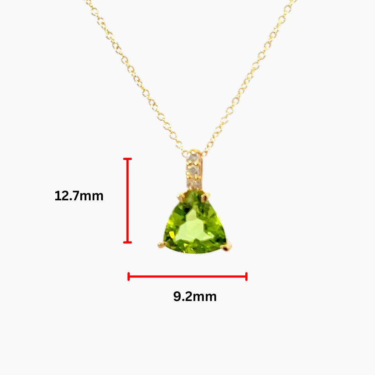 Colgante de oro amarillo de 10 quilates con peridoto de talla billón de 8 mm y diamante de 0,059 quilates - 18 pulgadas