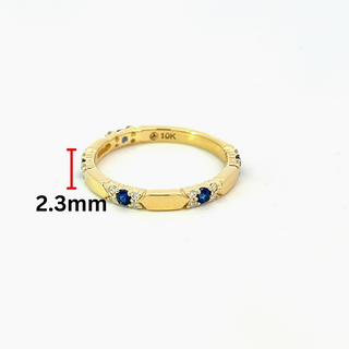 Anillo de diamantes y zafiro en oro amarillo de 10 quilates