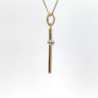 Colgante de cruz de diamantes de 0,06 quilates en oro amarillo de 10 quilates, 18"