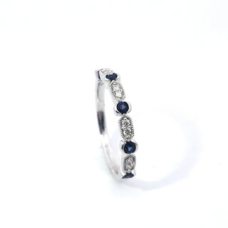 Anillo de diamantes y zafiro en oro blanco de 14 quilates