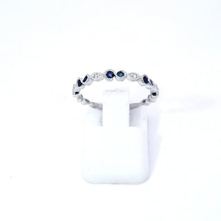 Anillo infinito de diamantes y zafiros en oro blanco de 14 quilates
