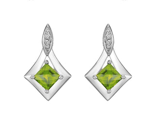 Pendientes colgantes de oro blanco de 10 quilates con peridoto de talla princesa de 4 mm y diamantes de 0,026 quilates con respaldo de mariposa