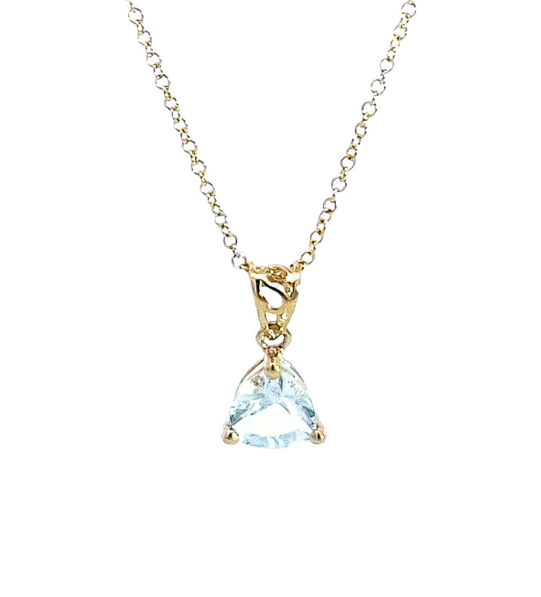 Colgante de aguamarina de talla billón de 5,0 mm en oro amarillo de 10 quilates - 18"