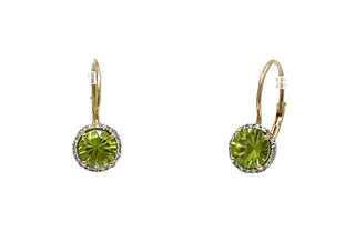 Aretes con cierre de palanca de diamantes y peridoto en oro amarillo de 10 quilates