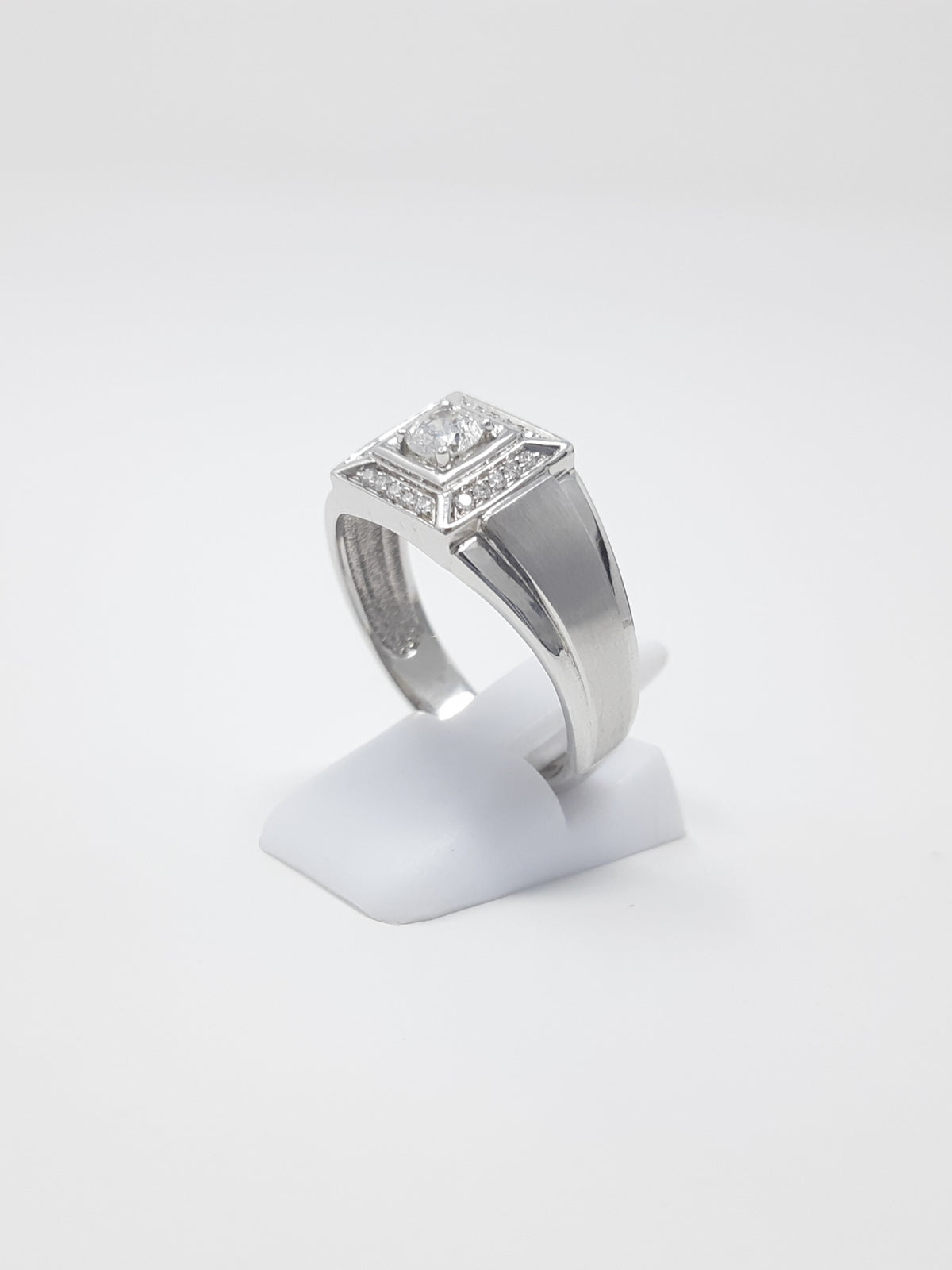 10K White Gold Gents 0.30cttw Canadian Diamond Ring, size 10