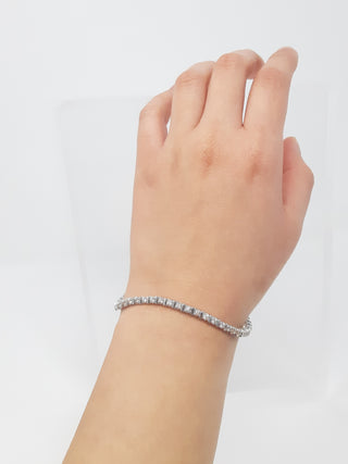 Brazalete de tenis de talla redonda de 1,00 quilates con diamantes en oro blanco de 10 quilates