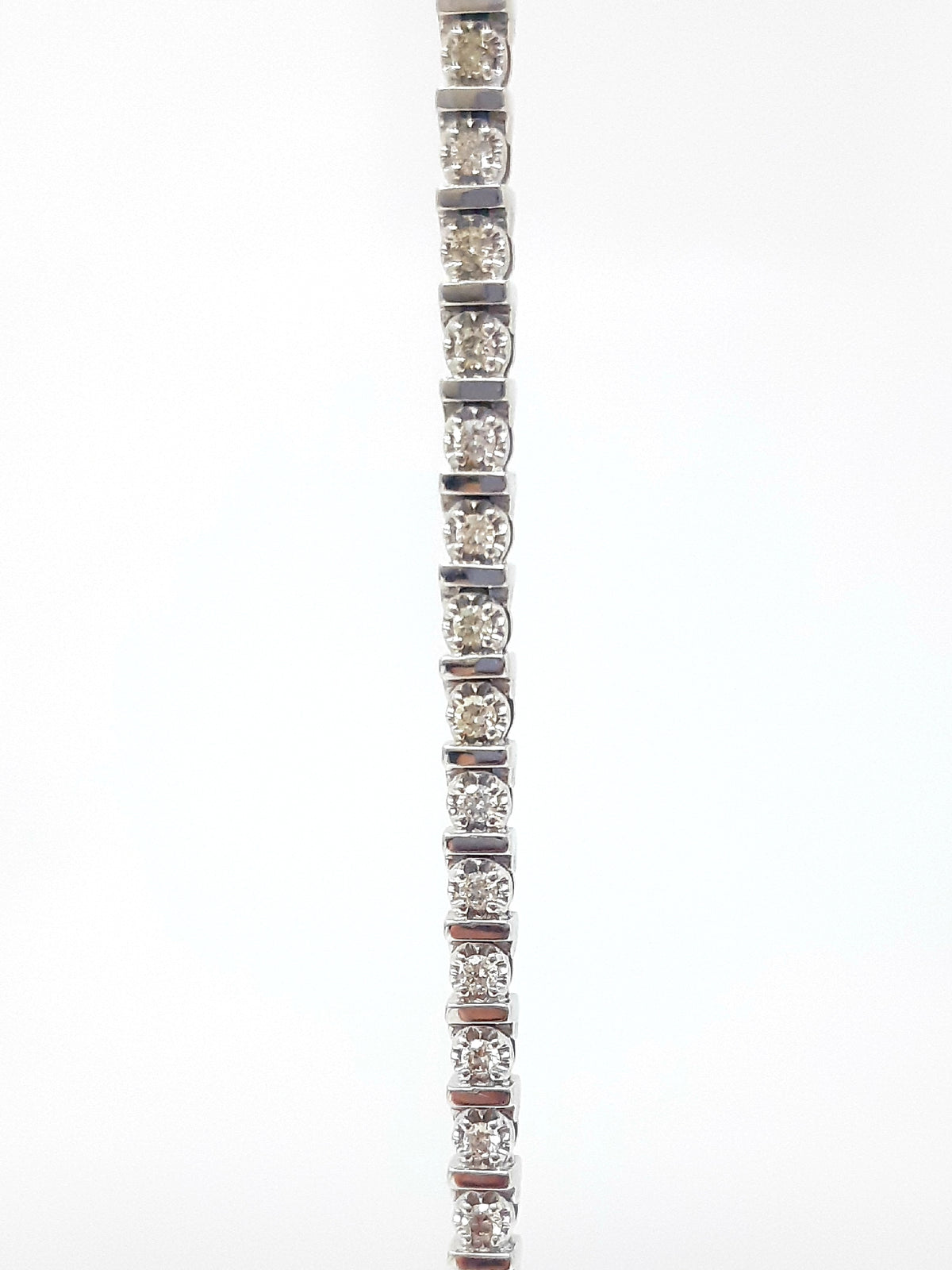 Brazalete de tenis de talla redonda de 1,00 quilates con diamantes en oro blanco de 10 quilates