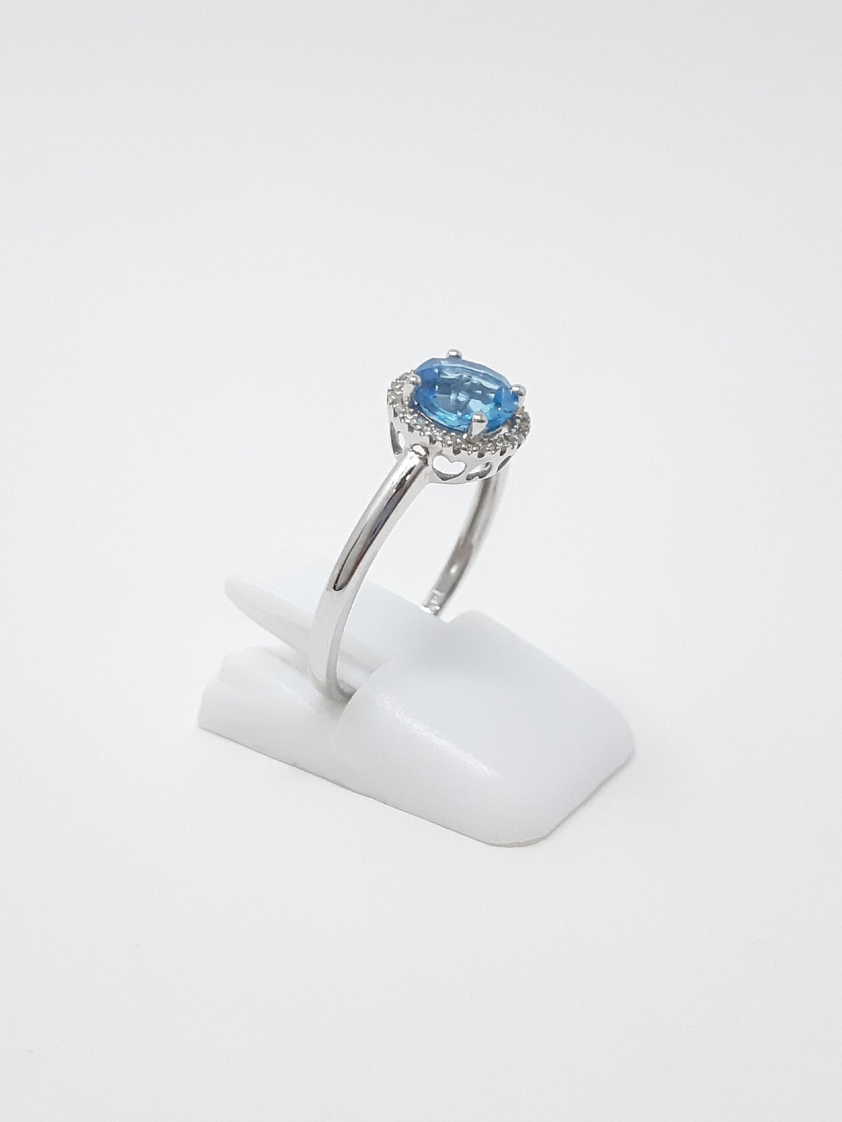 Anillo de topacio azul y diamantes