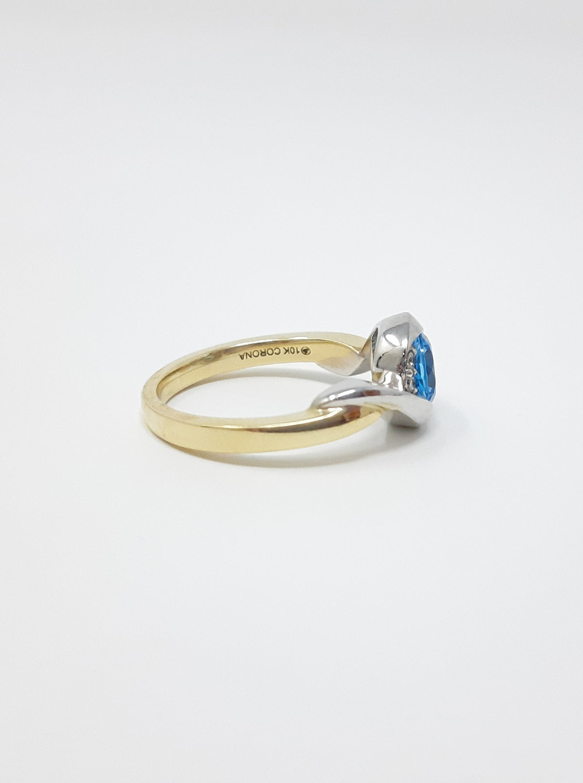 Anillo de topacio azul y diamantes