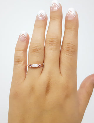 Anillo de oro rosa de 10 quilates con ópalo de 7 x 3,25 mm y turmalina rosa de 2,5 mm