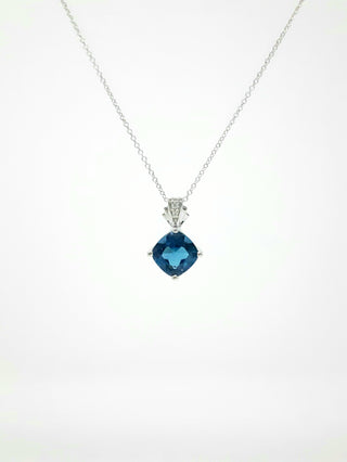 Colgante de topacio azul y diamantes