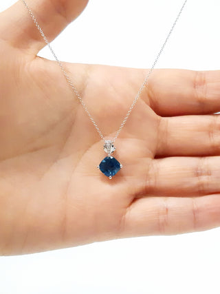 Colgante de topacio azul y diamantes