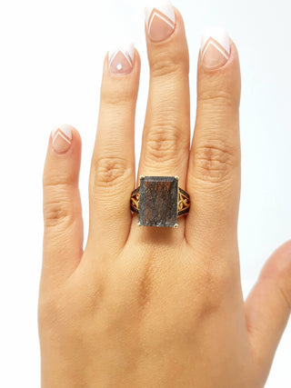 Anillo de cuarzo turmalinado y diamantes negros